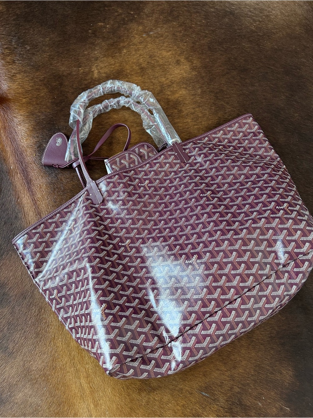 Goyard's most celebrated shopper tote
on its largest size.